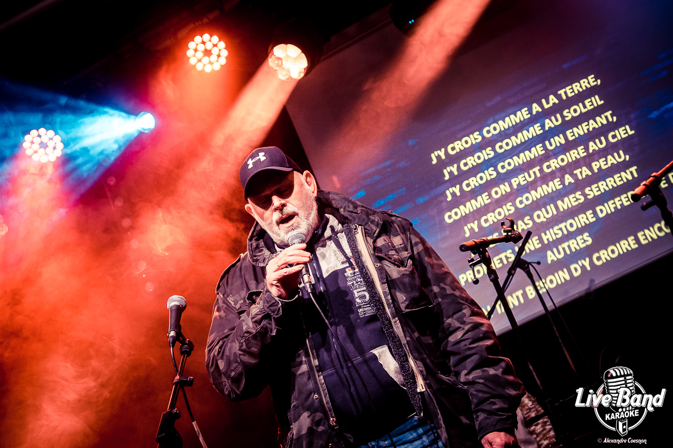 Chanteur invité sur scène avec les paroles affichées derrière lui
