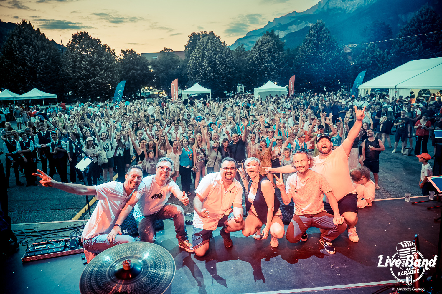 Le Karaoké Live Band face au public sur une grande scène extérieure