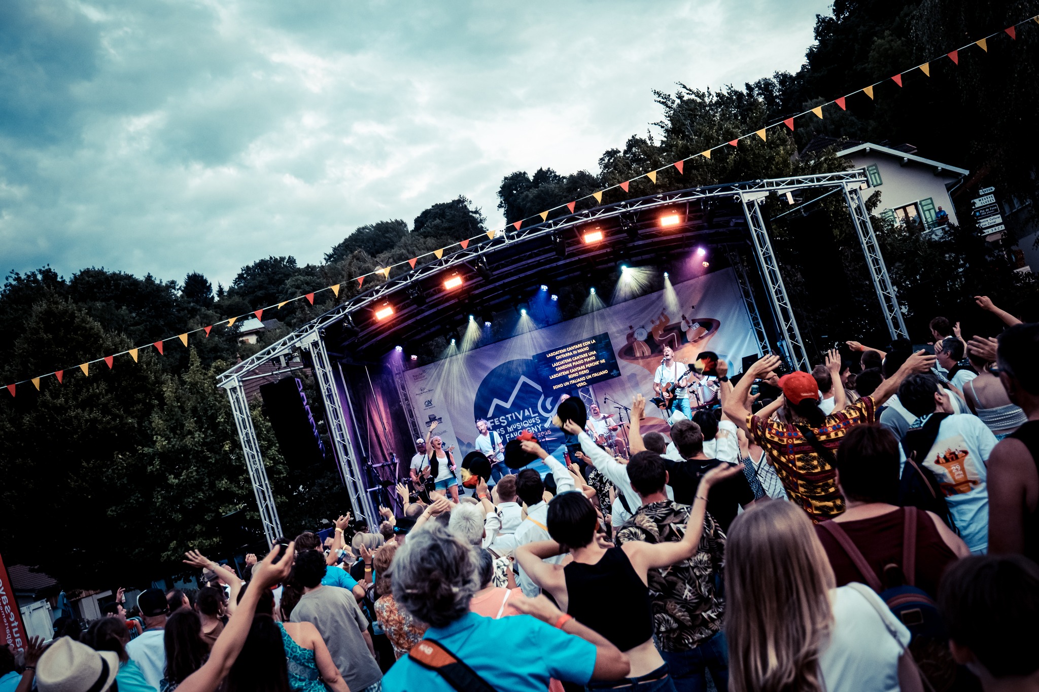 Scène live avec chanteurs et musiciens pour un événement à Genève