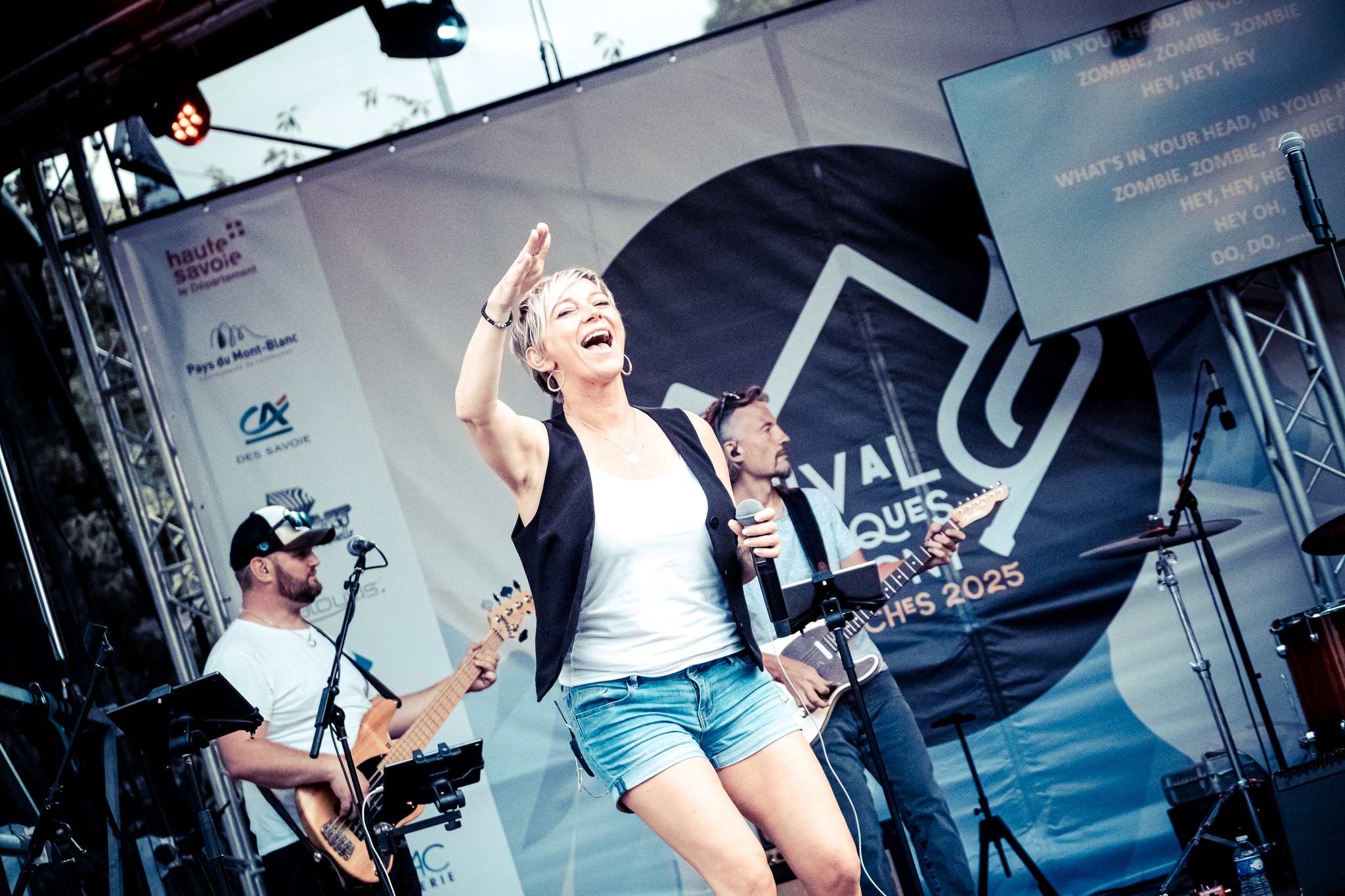Chanteuse sur scène avec les musiciens live
