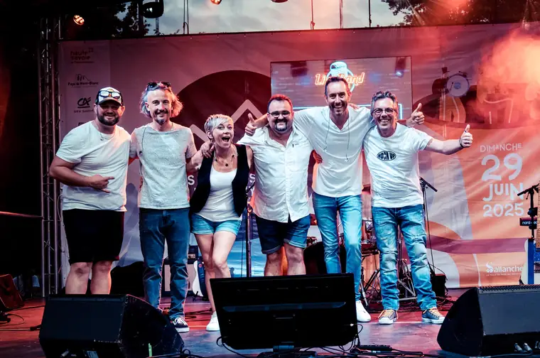 Le groupe Karaoké Live Band au complet sur scène