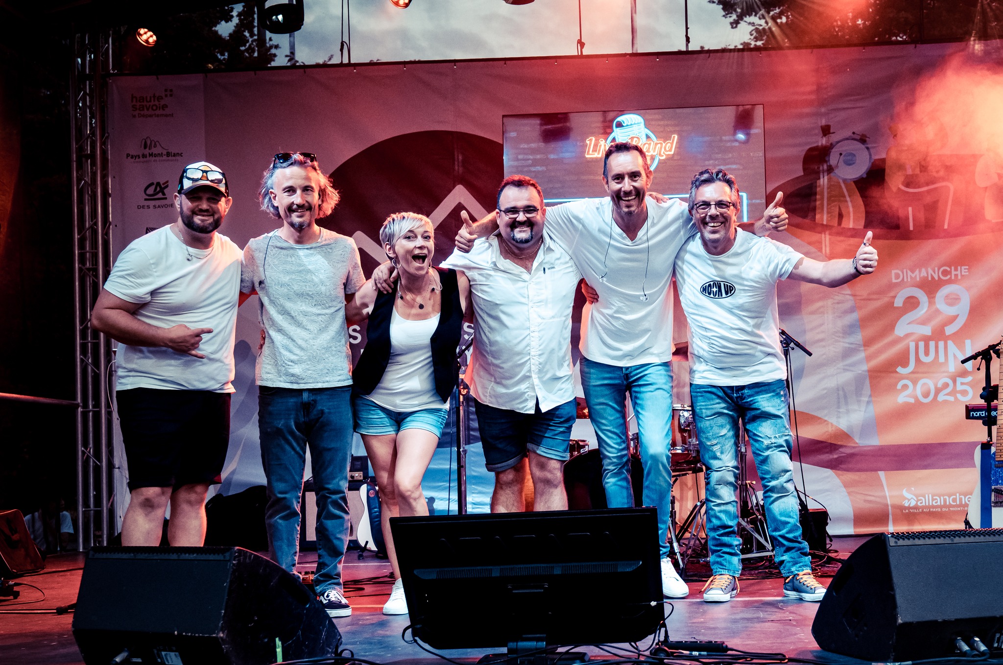 Le groupe Karaoké Live Band au complet sur scène