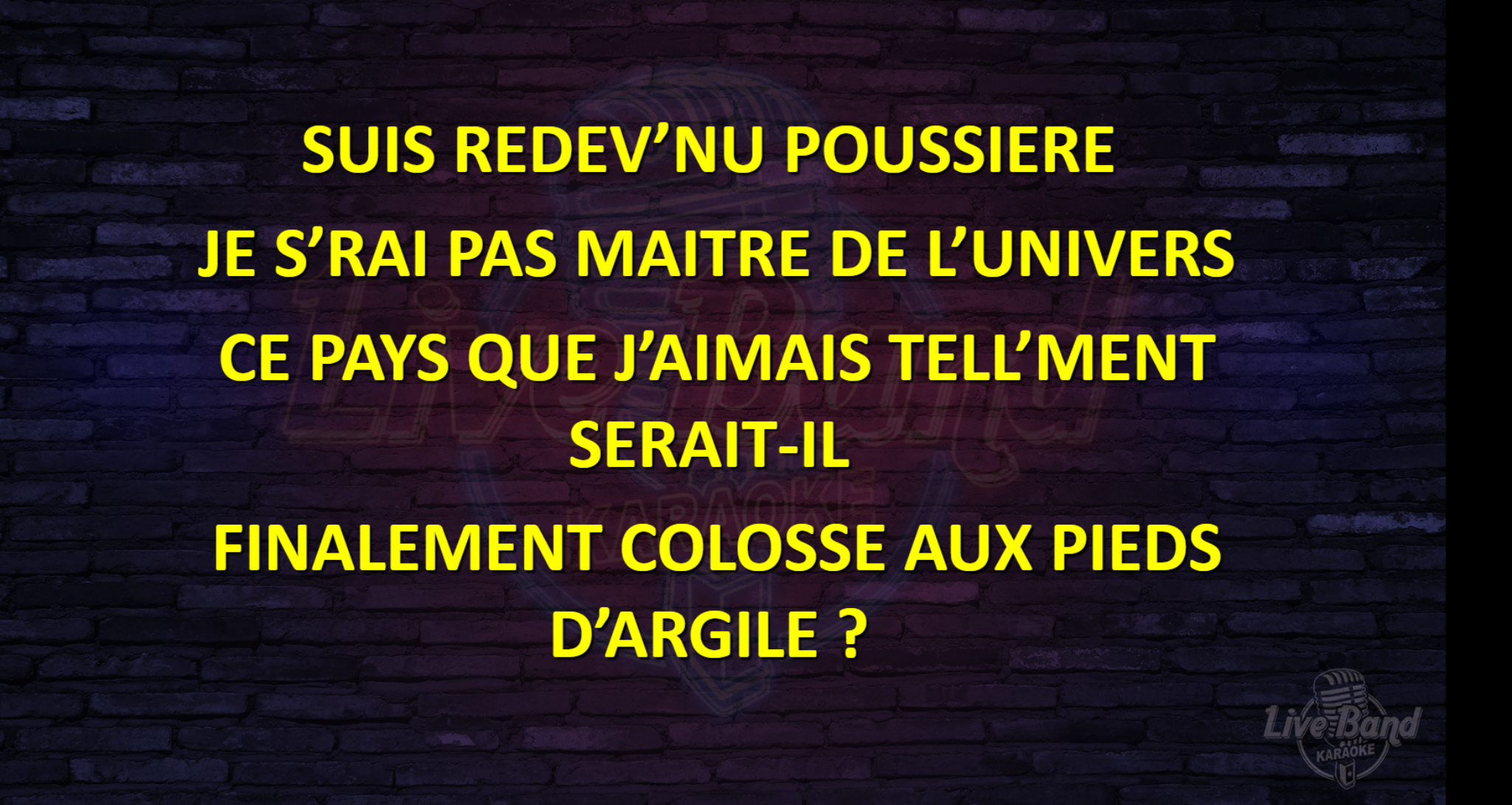 Écran public avec paroles jaunes sur fond sombre